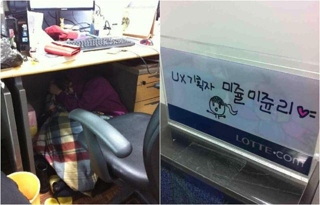 롯데에 막 입사했던 신입사원 시절, 프로젝트의 새벽 오픈을 앞두고 책상 밑에 들어가 잠을 청하는 미준씨의 모습(왼쪽). 오픈이 닥쳐오면 회사에서 밤을 새우는 경우가 허다했다. 오른쪽 사진은 입사 동기가 직접 만들어준 'UX기획자' 명패. 이미준 제공