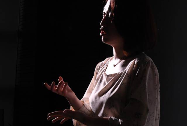 미준씨는 '먼저 걸어가는 사람'이 되고 싶다고 말했다. "직업의 세계에서 따라가고 싶은 선배를 발견하는 것은 큰 행운이라고 생각해요. 후배들에게 계속 성장하고 계속 나아가는 모습을 보여주는 사람이 되고 싶어요." 김하겸 인턴기자