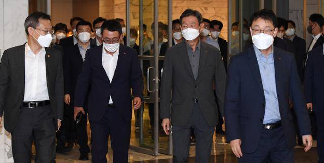 통신3사가 올해 2분기 연속 영업이익 1조 원을 넘어서면서 수익성 방어에 성공했다. 통신3사 CEO와 이종호 과학기술정보통신부 장관이 7월 11일 중구 대한상공회의소에서 열린 간담회에서 함께 이동하고 있다. 연합뉴스 제공