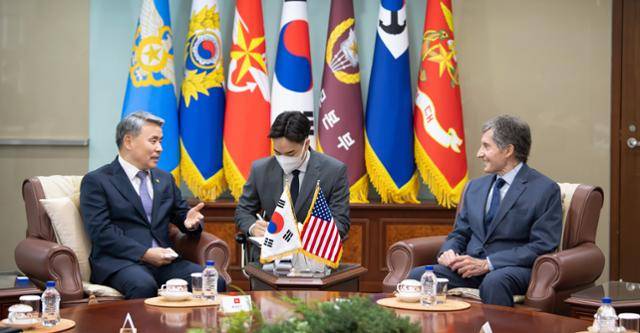 이종섭(왼쪽) 국방부 장관이 10일 서울 용산 국방부 청사에서 조지프 디트라니(오른쪽) 전 미 국무부 대북협상 특사와 주요 안보 현안에 대해 의견을 나누고 있다. 국방부 제공