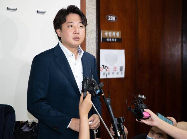 이준석 국민의힘 대표가 지난달 8일 오전 서울 여의도 국회 국민의힘 대회의실에서 열린 당 중앙윤리위원회에 출석해 소명을 마친 후 회의실을 나서며 입장을 밝히고 있다. 국회사진기자단