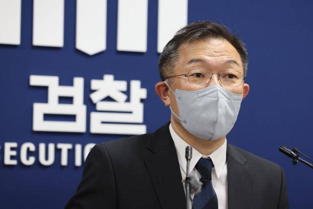 김유철 대검찰청 공공수사부장이 10일 오후 서울 서초동 대검찰청에서 제주 4·3 사건 일반 재판 피해자에 대한 검찰의 직권 재심 청구와 관련해 브리핑을 하고 있다. 연합뉴스