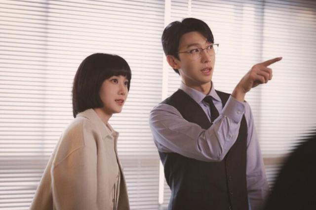 드라마 '이상한 변호사 우영우'에서 우영우(왼쪽) 변호사와 말을 하고 있는 정명석 변호사. ENA 제공