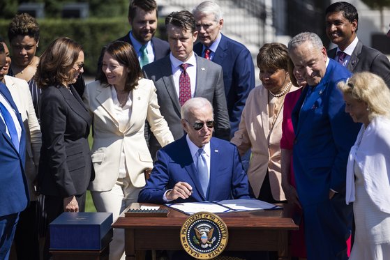 조 바이든 미국 대통령이 9일 백악관 잔디밭 시우스론에서 '반도체 및 과학 법'에 서명했다. EPA=연합뉴스