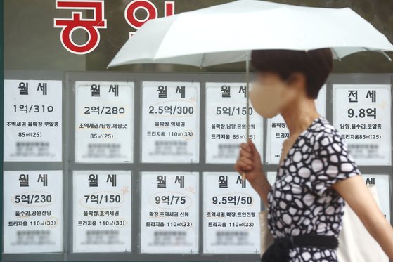 서울 시내 한 부동산 중개업소에 전월세 시세표가 붙어있다. ［연합뉴스］