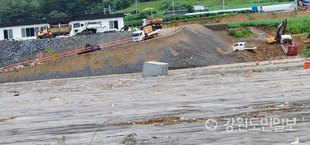 &nbsp;▲영월 문개실 한옥마을 기반조성을 위한 북쌍교 가설현장이 침수돼 공사용 컨테이너가 떠내려 가고 있다.
