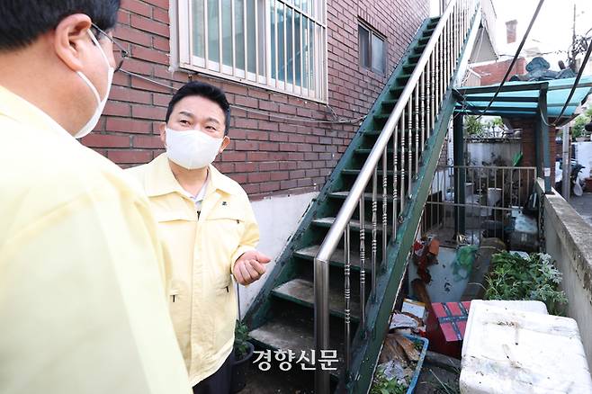 원희룡 국토부 장관(오른쪽)이 10일 서울 상도동 수해피해 발생 주택을 찾아 관계자들과 이야기를 나누고 있다. 국토부 제공