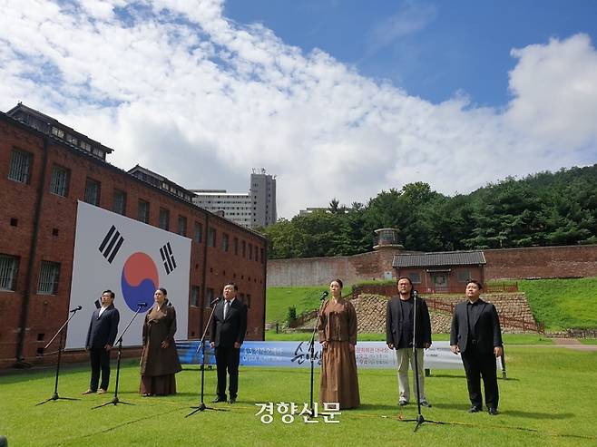 10일 오전 서울 서대문형무소 역사관에서 열린 <순이삼촌> 제작발표회에서 출연진이 합창곡 ‘이름없는 이의 노래’를 부르고 있다. 선명수 기자