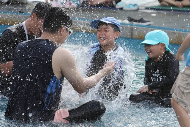 7일 오후 광주 서구 상무시민공원물놀이장에서 시민들이 물놀이를 즐기고 있다. 연합뉴스.