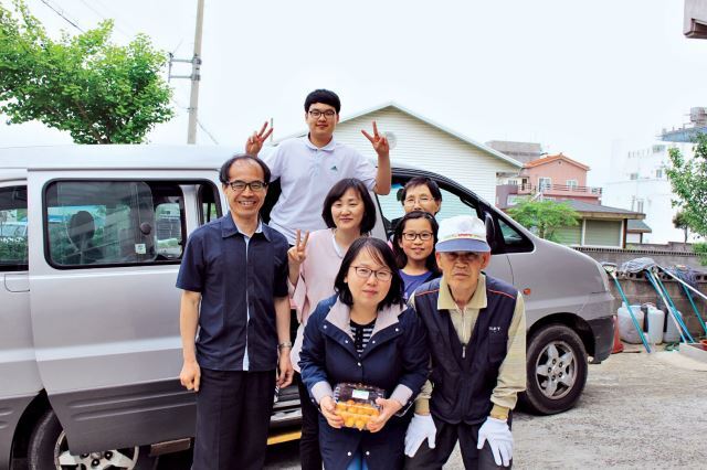 생전의 하용택(앞줄 오른쪽) 목사가 2019년 5월 장남인 하성보(왼쪽) 목사 가족과 함께 시간을 보내고 있다.   하성보 목사 제공