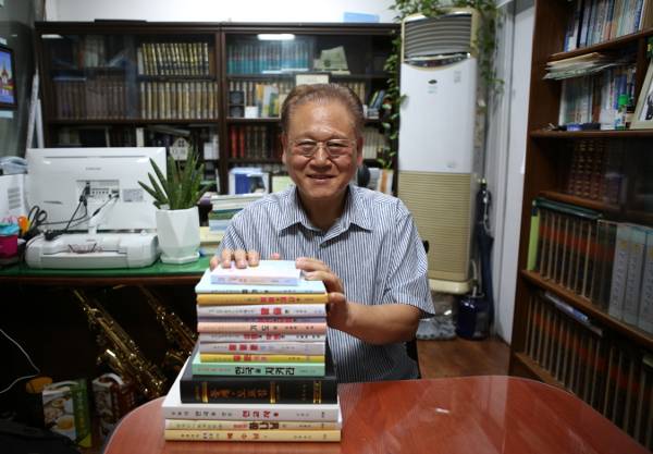 김광욱 한샘교회 목사가 8일 경기 부천시 원미구 교회에서 자신의 저서를 앞에 놓고 삶과 신앙을 간증하고 있다.
