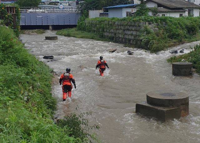 119소방 대원들이 10일 실종된 10대 청소년을 찾기 위해 마석우천 일대를 수색하고 있다. 경기북부소방재난본부 제공