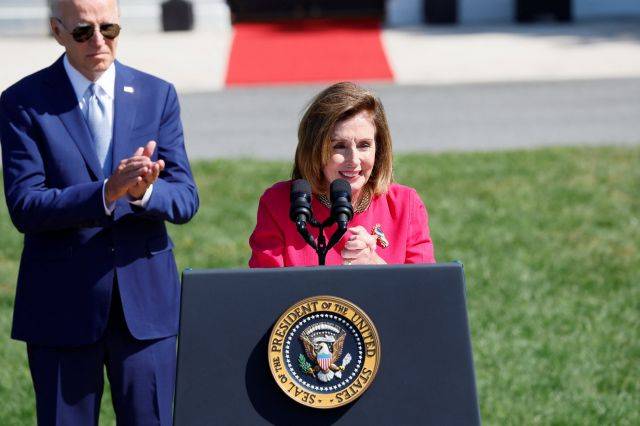 낸시 펠로시 미 하원의장이 9일(현지시간) 미국 워싱턴 DC 백악관 사우스론에서 연설하고 있다. 그 뒤에서 조 바이든 미국 대통령이 박수를 치고 있다. 로이터연합뉴스