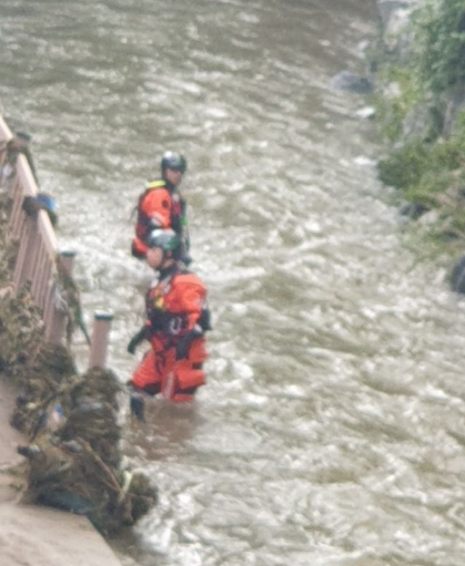10일 오전 경기 남양주시 화도읍 마석우천에서 소방당국이 전날 밤 돌다리를 건너다가 급류에 휩쓸려 실종된 중학생을 찾기 위해 수색 작업을 하고 있다. 수색에는 장비 19대와 인력 79명이 투입됐다. 경기도북부소방재난본부 제공