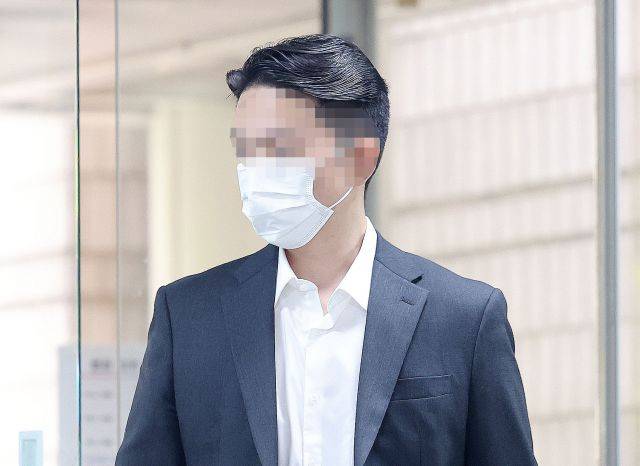 화천대유자산관리로부터 퇴직금 50억원(세금 제외 후 25억원)을 받은 곽상도 전 국회의원의 아들 병채씨가 지난달 27일 오전 서울 서초구 서울중앙지법에 증인신문을 하기 위해 출석하고 있다. 연합뉴스