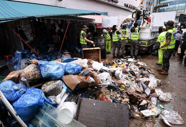 10일 서울 동작구 남성사계시장에서 대민 지원 나온 군인들이 쓰레기를 트럭에 싣고 있다.