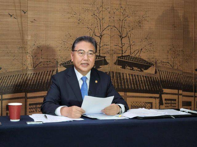 박진 외교부 장관이 10일 중국 산둥성 칭다오의 한 호텔에서 한국 기자단과 간담회를 갖고 전날 있었던 한중 외교장관 회담 결과를 설명하고 있다. 연합뉴스