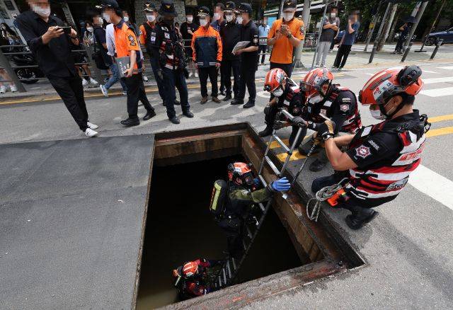 10일 서울 강남역 인근에서 119 특수구조대원 등이 폭우로 휩쓸린 실종자들을 찾는 작업을 하고 있다. 연합뉴스