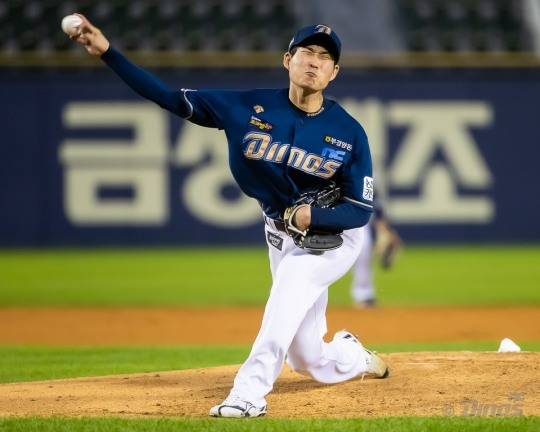 올시즌 두산전에서만 2승을 올린 이재학이 10일 창원 홈경기에서 역투하고 있다.[NC 다이노스 제공]