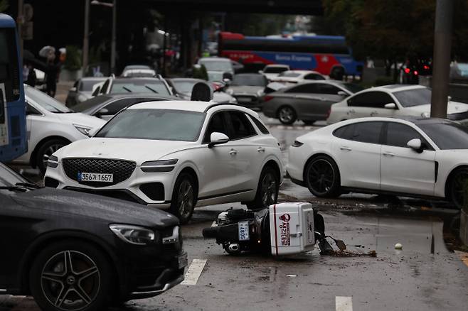 9일 오전 서울 서초구 진흥아파트 앞 서초대로 일대에서 전날 내린 폭우에 침수됐던 차량이 도로에 그대로 방치돼 있다. 2022. 8. 9. [박형기 기자]