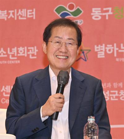 홍준표 대구시장이 29일 대구 북구 경북대학교 글로벌플라자에서 열린 `2022년 대구 청소년참여기구 연합 워크숍`에서 참석자들의 질문에 답하고 있다. [사진 제공 = 대구시]