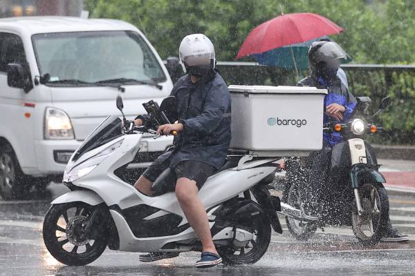 배달원들이 서울 종로구 종각 젊음의거리 인근에서 배달 중 잠시 정차하고 있다. [사진 출처 = 연합뉴스]