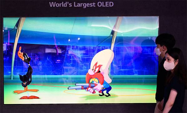 현존하는 최대 크기의 OLED TV 패널인 LG디스플레이의 `97인치 OLED.EX`. [이충우 기자]