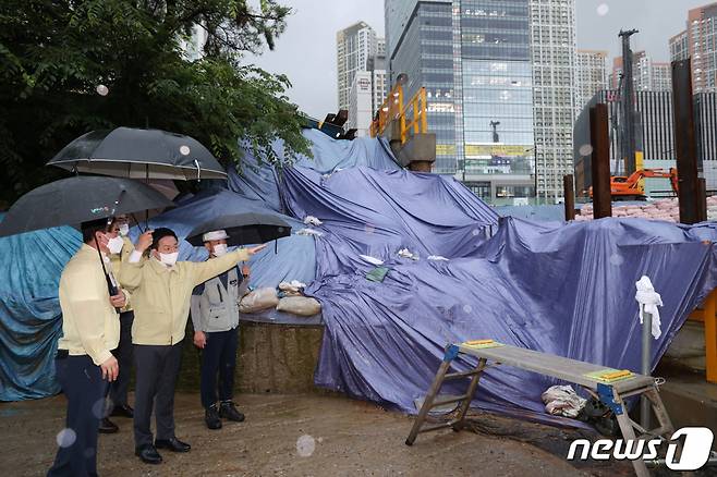 (서울=뉴스1) 임세영 기자 = 원희룡 국토교통부 장관이 9일 주요 교통 연결점인 광명역(KTX)과 금천구청역을 방문해, 역사와 선로에 대한 철저한 안전점검을 하고 있다. (국토교통부 제공) 2022.8.9/뉴스1  Copyright (C) 뉴스1. All rights reserved. 무단 전재 및 재배포 금지.