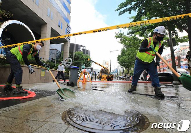 10일 오전 서울 서초구 진흥아파트 사거리 일대에서 배수 및 수해복구 작업이 한창이다.(사진은 기사 내용과 직접 관련은 없음)/사진=뉴스1