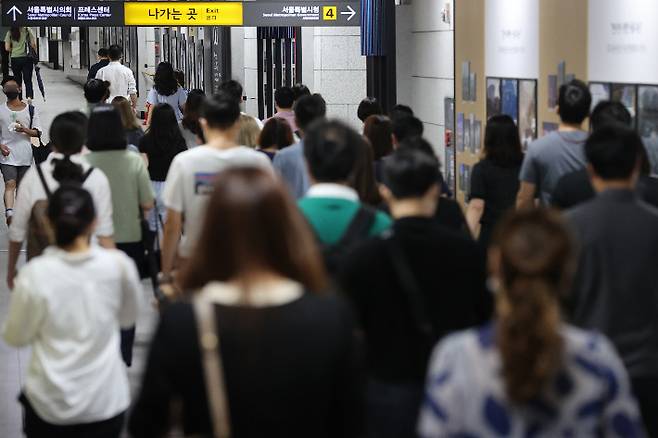 이틀 간의 폭우가 지나간 후 출근 시간 시민들이 붐비는 서울 1호선 시청역을 빠져 나가고 있다. 연합뉴스