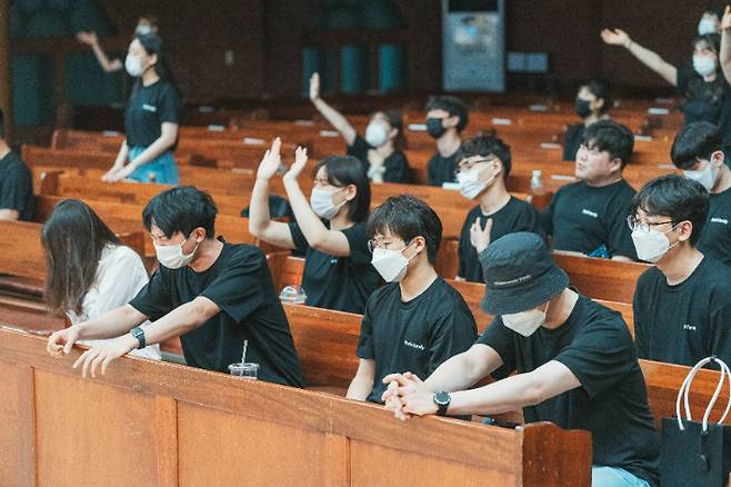 지난 6월에 열린 청년부 수련회 모습