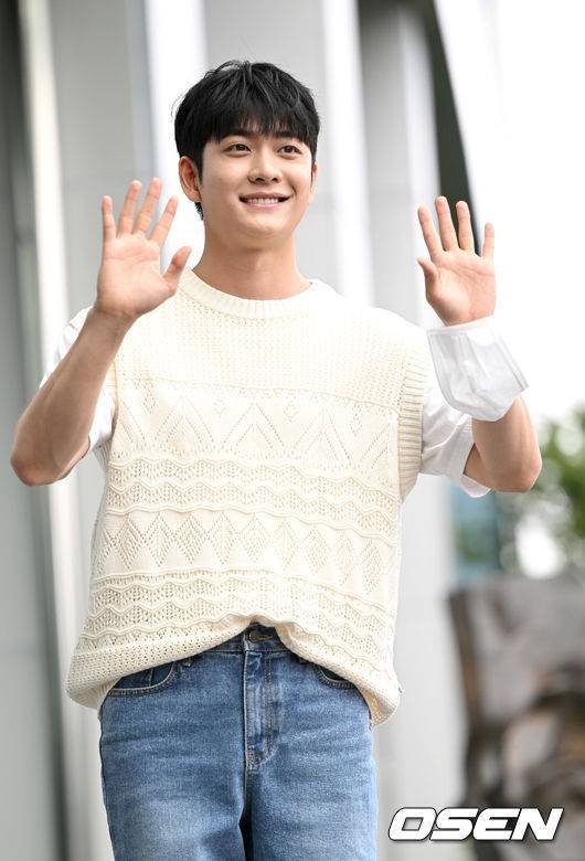 [OSEN=최규한 기자]게스트로 나선 배우 강태오가 출근하며 포즈를 취하고 있다. 2022.07.29 / dreamer@osen.co.kr