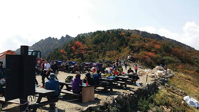 대피소를 방문한 탐방객들의 식사. 옛 대피소 직원들은 이들이 남긴 잔반 중 깨끗한 것들을 따로 챙겨두고 먹었다