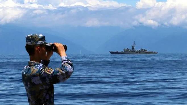 중국이 대만 영해에 진입했다고 주장한 사진. 군 병사가 지난 5일 쌍안경으로 대만 란양함과 대만 해안선을 보고 있다. 대만에서는 이 사진이 합성 사진이라며 조작됐다고 주장했다.
