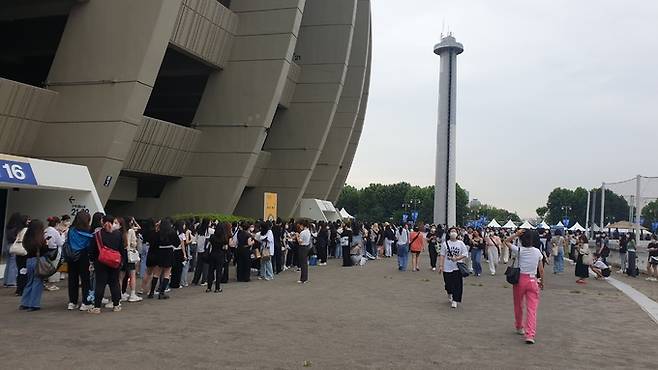 10일 서울 잠실종합운동장 일대에서 열린 ‘서울페스타 2022’에 참석한 시민들 모습. 일부는 마스크를 착용하지 않았다. 