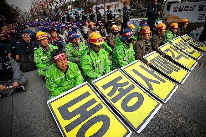 2019년 2월 대우조선해양 노동자들이 현대중공업의 회사 인수에 반대하는 시위를 벌이고 있다.ⓒ시사IN 신선영