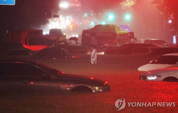 폭우에 침수된 차량들. 사진| 연합뉴스