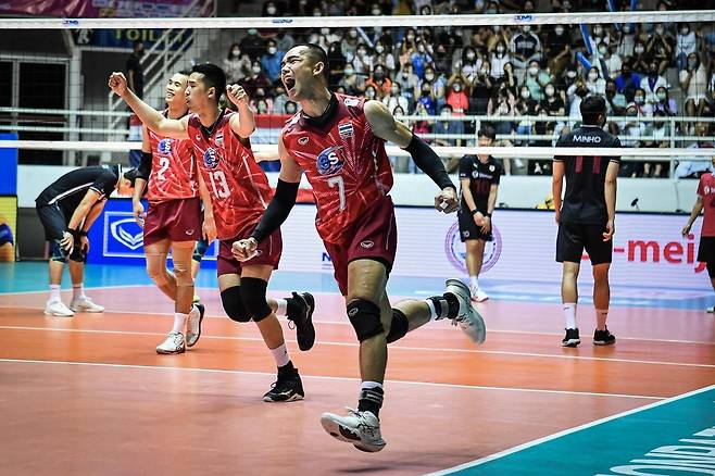 태국의 환호, 한국의 좌절 (서울=연합뉴스) 태국 남자배구 대표팀이 9일 태국 나콘빠톰에서 열린 2022 아시아배구연맹(AVC)컵 A조 조별리그 2차전에서 한국을 꺾은 뒤, 환호하고 있다. [아시아배구연맹 홈페이지 캡처. 재판매 및 DB 금지]