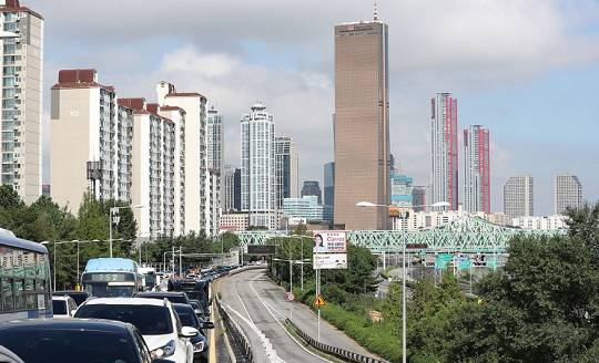 전날(10일) 올림픽대로가 통제되면서 서울 한강대교 일대가 우회 차량으로 인해 교통 체증이 발생하고 있다. 오늘(11일) 오전 올림픽대로는 양방향 통행이 재개됐다. 사진=뉴스1