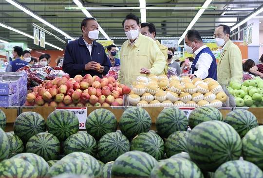 윤석열 대통령이 오늘(11일) 서울 서초구 양재동 농협 하나로마트 양재점에서 과일 물가 상황을 점검하고 있다. 사진=뉴스1