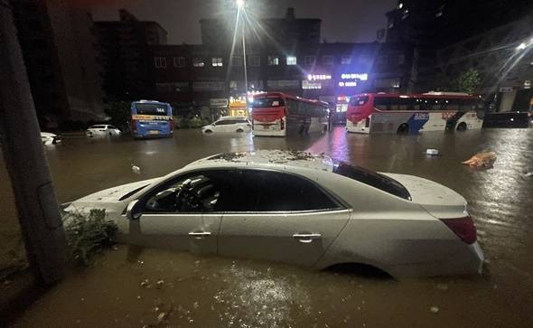 지난 8일 서울 서초구 진흥아파트 인근 도로가 침수돼 차량이 물에 잠겨 있는 모습. 사진=뉴스1