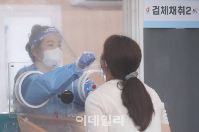 8일 오후 서울역 코로나19 임시선별진료소에서 한 시민이 검사를 받고 있다. (사진=이데일리 DB)