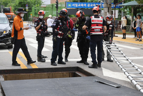 지난 10일 서울 강남역 인근에서 119 특수구조대원 등이 폭우로 휩쓸린 실종자들을 찾는 작업을 하고 있다. (사진=연합뉴스)