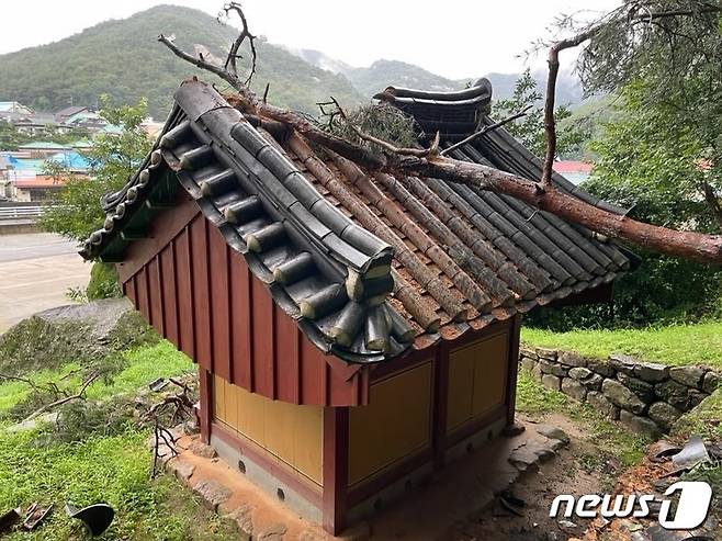 집중호우로 훼손된 충북도 민속문화재 19호 '보은 산제당' 모습. ⓒ 뉴스1