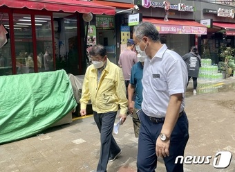 박성효 소진공 이사장이 11일 11일 호우 피해를 입은 남성사계시장을 방문했다. ⓒ 뉴스1 이민주 기자