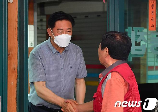 김한종 장성군수(왼쪽)가 소상인과 이야기를 나누고 있다. ⓒ News1