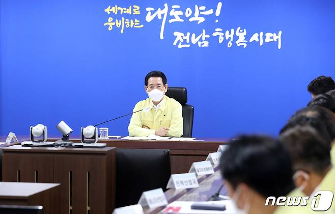 김영록 전라남도지사가 11일 도청 재난종합상황실에서 ‘집중호우 대비 대처상황보고회’를 긴급 개최하고 집중호우, 태풍 등 자연재난에 철저히 대비 해줄 것을 당부하고 있다.(전남도 제공) 2022.8.11/뉴스1 ⓒ News1