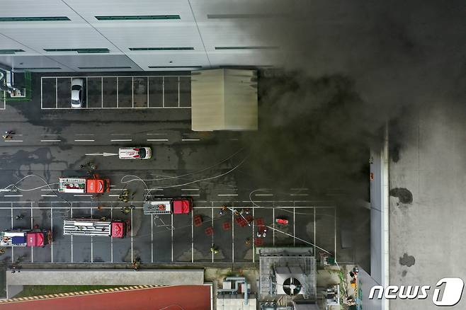 21일 오전 경기도 용인시 양지면의 한 물류센터에서 화재가 발생해 소방대원들이 진화 작업을 펼치고 있다. 2020.7.21/뉴스1 ⓒ News1 조태형 기자