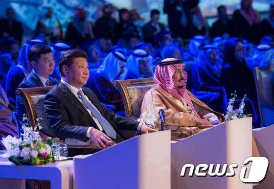 시진핑 중국 국가주석과 살만 빈 압둘아지즈 사우디 아라비아 국왕이 지난 2016년 리야드에 있는 양국 합작의 얀부 아람코 시노펙 정유회사 가동식을 지켜보고 있다. 2016.01.20/뉴스1ⓒ AFP=뉴스1 ⓒ News1 우동명 기자