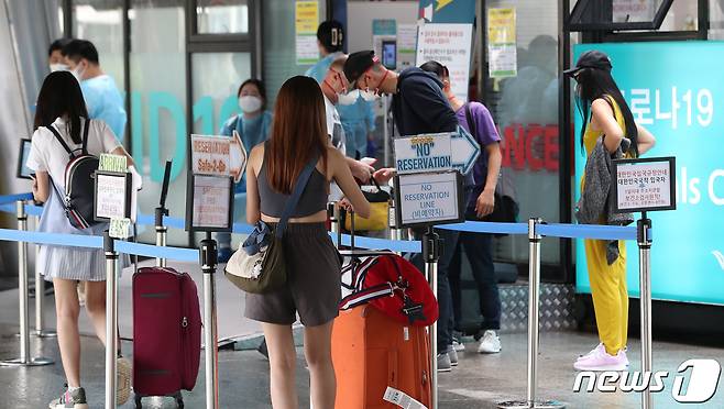 1일 인천국제공항 1터미널 신종 코로나바이러스 감염증(코로나19) 검사센터에서 해외 입국자들이 검사를 받기 위해 기다리고 있다. 2022.8.1/뉴스1 ⓒ News1 임세영 기자